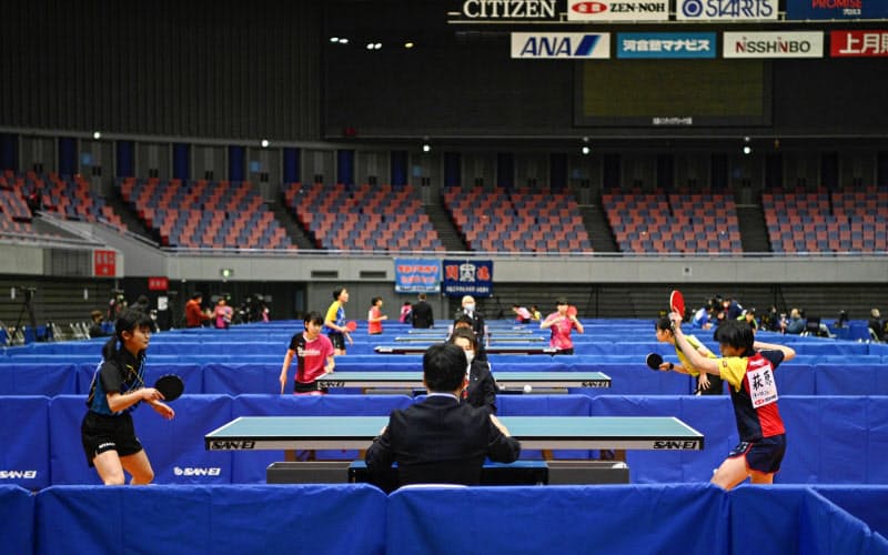 無観客での開催となった会場で、プレーする選手たち(11日、丸善インテックアリーナ大阪)=共同 無観客での開催となった会場で、プレーする選手たち(11日、丸善インテックアリーナ大阪)=共同