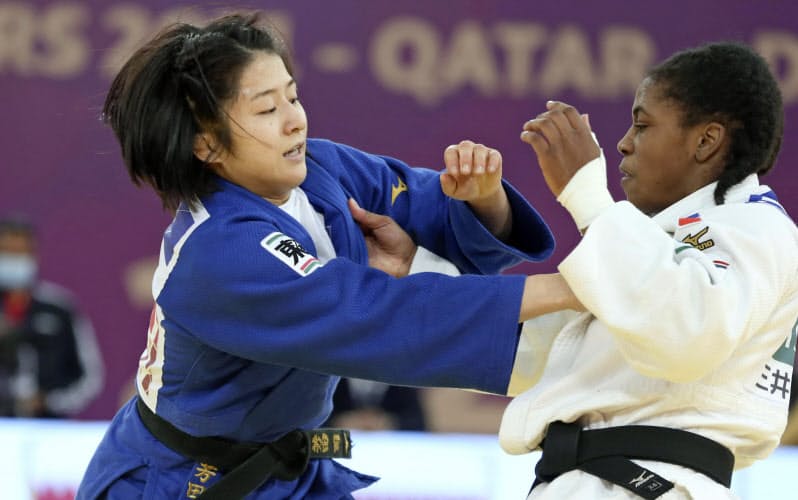 女子57キロ級決勝 サラレオニー・シシケ(右)を攻める芳田司(11日、ドーハ)=国際柔道連盟提供・共同 女子57キロ級決勝 サラレオニー・シシケ(右)を攻める芳田司(11日、ドーハ)=国際柔道連盟提供・共同