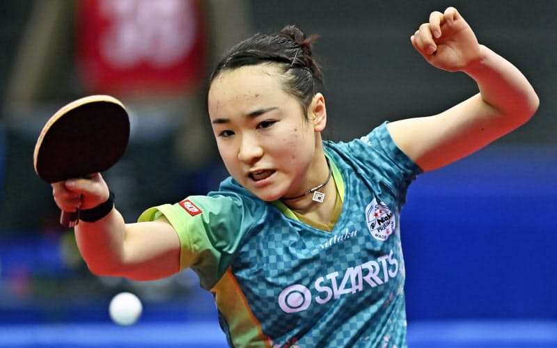 女子シングルスで準々決勝進出を決めた伊藤美誠(15日、丸善インテックアリーナ大阪)=共同 女子シングルスで準々決勝進出を決めた伊藤美誠(15日、丸善インテックアリーナ大阪)=共同