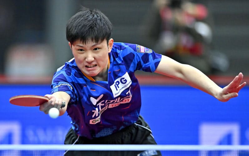 男子シングルス準々決勝で敗れた張本智和(16日、丸善インテックアリーナ大阪)=共同 男子シングルス準々決勝で敗れた張本智和(16日、丸善インテックアリーナ大阪)=共同