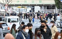 緊急事態宣言再発令後の3連休最終日、多くの人が訪れたJR渋谷駅前（11日、東京都渋谷区）