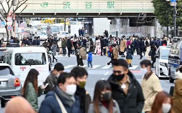 緊急事態宣言再発令後の3連休最終日、多くの人が訪れたJR渋谷駅前(11日、東京都渋谷区)
