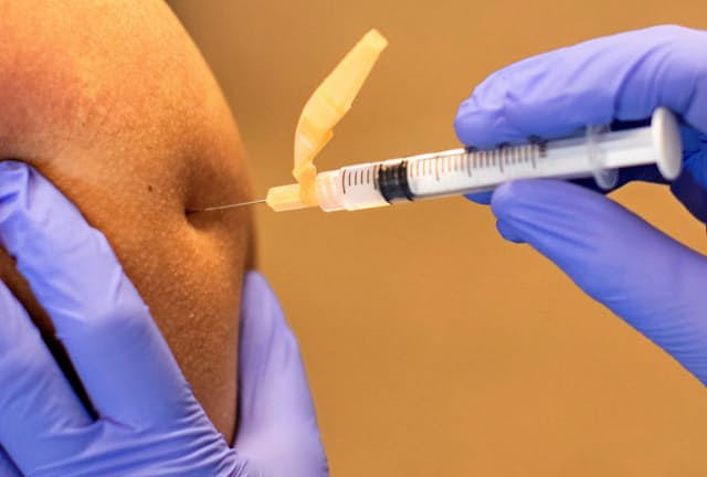 コロナワクチンの接種の様子（米カリフォルニア州）＝ロイター