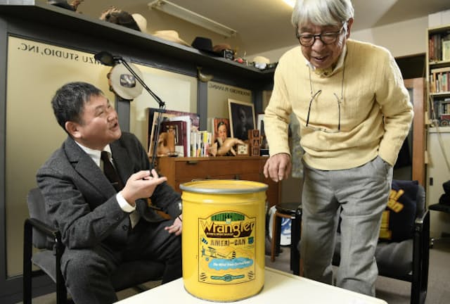「これがあのアメリ缶。バンダナやジーパンが入った懸賞商品で話題でした」と話す石津祥介さん（右）といであつしさん