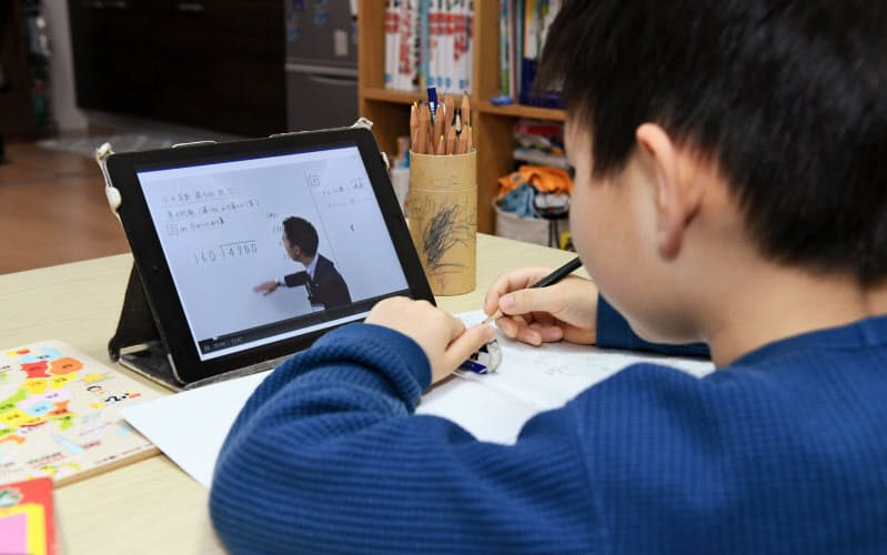 小中学生に１人１台の情報端末が配布される（学習塾の動画を自宅で勉強する小学生、2020年４月）