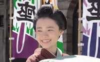 主役の竹井千代を演じる杉咲花。千代役の杉咲花はオファーによる起用。19年の11月から大阪に通い、地元の言葉を習得したという