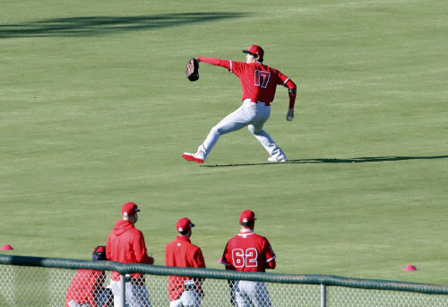 大谷 4年目へキャンプイン ダルビッシュ 有原も始動 日本経済新聞