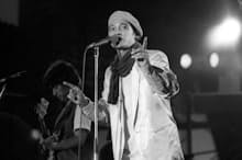 コンサートで歌う萩原健一さん。役者としても歌手としても活躍し、いつの時代も格好いい男性のファッションアイコンだった(1982年)=共同