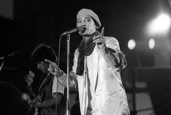 コンサートで歌う萩原健一さん。役者としても歌手としても活躍し、いつの時代も格好いい男性のファッションアイコンだった(1982年)=共同 コンサートで歌う萩原健一さん。役者としても歌手としても活躍し、いつの時代も格好いい男性のファッションアイコンだった(1982年)=共同