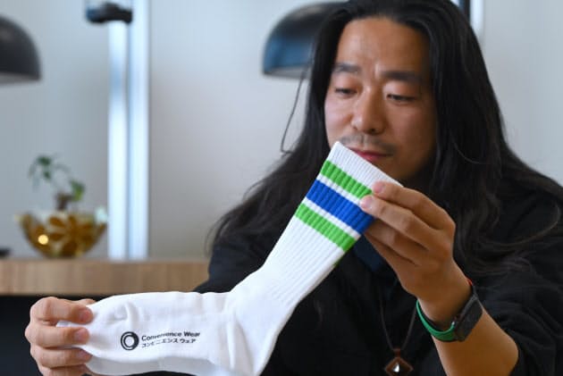 ファミマと組んで日常着 気鋭のデザイナー落合宏理氏 Nikkei Style ファミマと組んで日常着 気鋭のデザイナー落合宏理氏 Nikkei Style