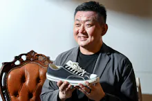 「履いて楽しみ、語りあう。スニーカーはコミュニケーションツールとして最高です」と話す、メルカリ上級執行役員の田面木宏尚さん(東京・港のメルカリ本社)