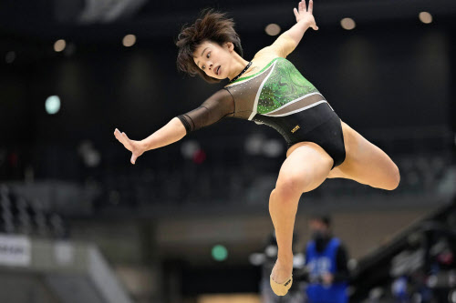 村上首位 寺本4位 全日本体操女子予選 日本経済新聞