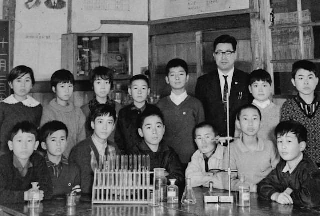 小学校時代は科学クラブに所属した（前列左端が川口氏）