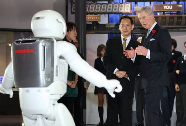 日本科学未来館で、音楽にあわせて踊る「ASIMO」を見る英国のチャールズ皇太子（右、2008年）