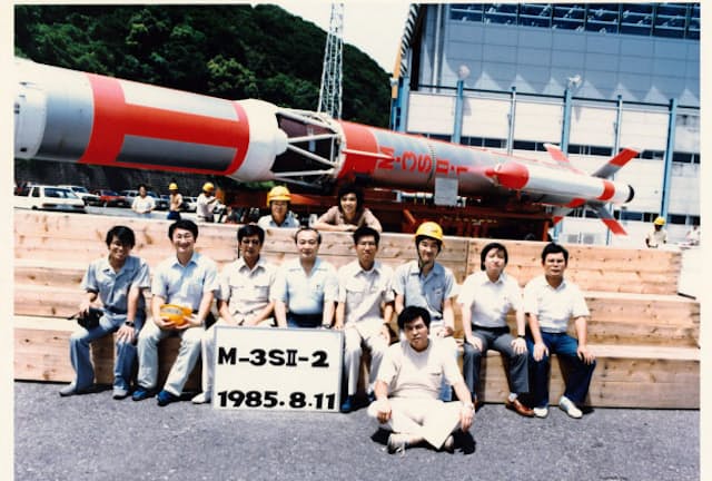 大学院時代からM3S-II型ロケットの開発に取り組んだ（左から2番目が川口氏）