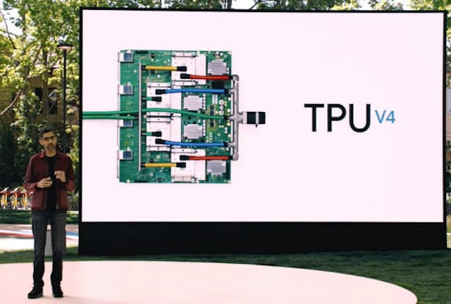 独自開発チップ「TPUv4」を紹介する米グーグルのスンダー・ピチャイ最高経営責任者（CEO）

