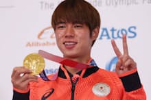 記者会見を終え、金メダルを手に笑顔を見せる堀米雄斗選手(7月26日、東京都内)