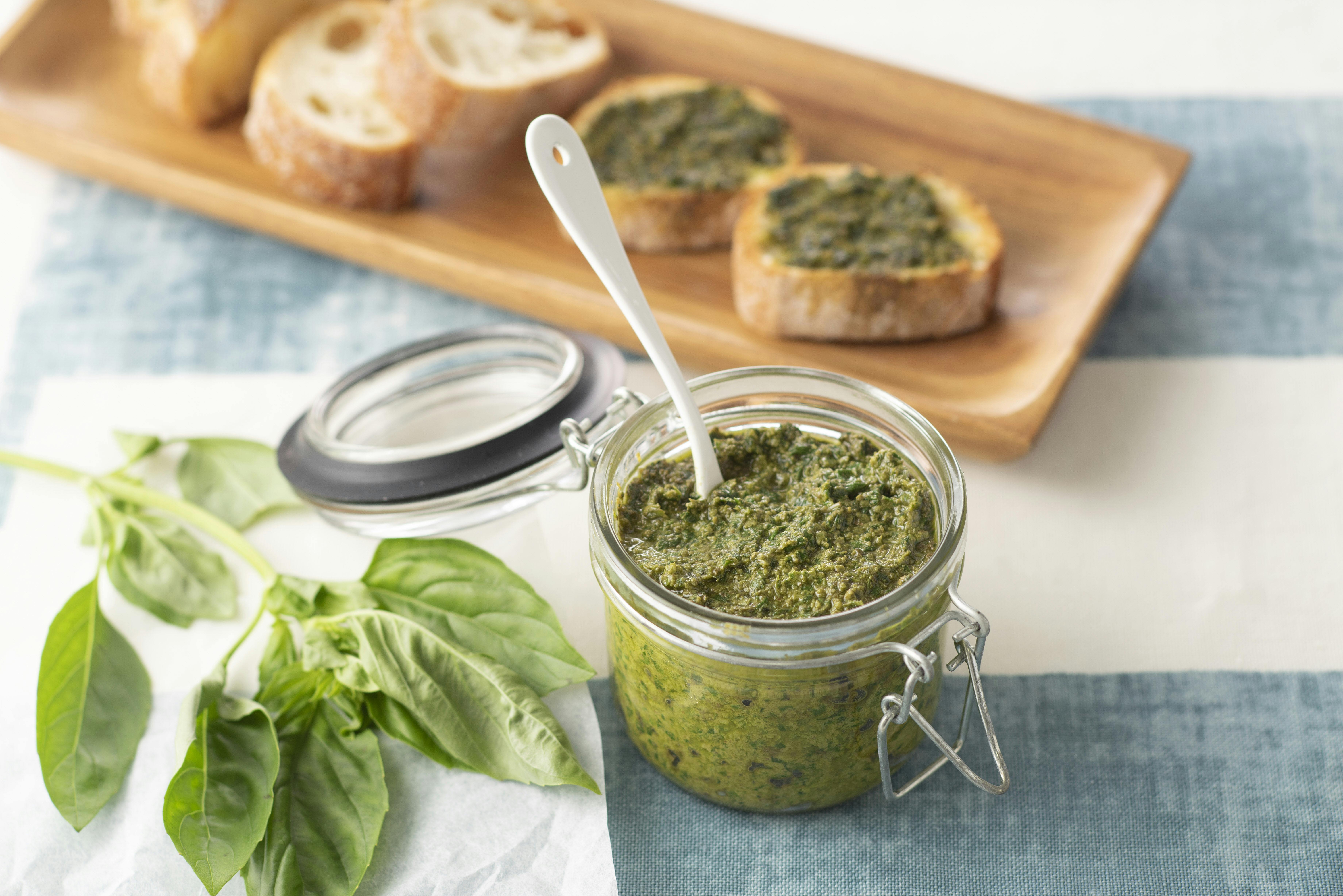 夏にぴったり バジルペースト パンやパスタに万能 Nikkei Style 夏にぴったり バジルペースト パンやパスタに万能 Nikkei Style
