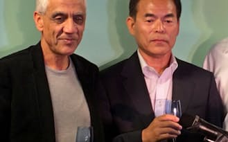 中村氏（右）のノーベル賞受賞を祝うベンチャー投資家のコースラ氏。