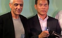 中村氏（右）のノーベル賞受賞を祝うベンチャー投資家のコースラ氏。