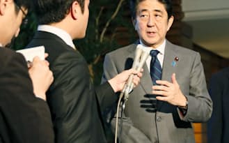 拉致被害者らの再調査状況を聴取する実務者チームの北朝鮮派遣について記者の質問に答える安倍首相(22日、首相官邸)=共同