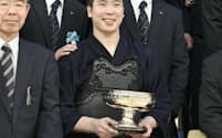 優勝杯を手に笑顔で記念撮影に応じる竹ノ内佑也(3日、日本武道館)=共同