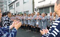 博多祇園山笠では期間中、1日に何度も「手を入れる」（2013年、福岡市内）=博多祇園山笠振興会提供