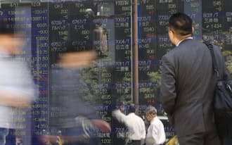 株価ボードを見る男性(東京・八重洲)