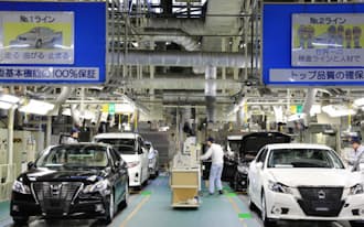 10月の国内乗用車生産はトヨタが7カ月連続、日産自動車が5カ月連続、ホンダが3カ月連続のマイナスだった（愛知県豊田市のトヨタのクラウン製造ライン)