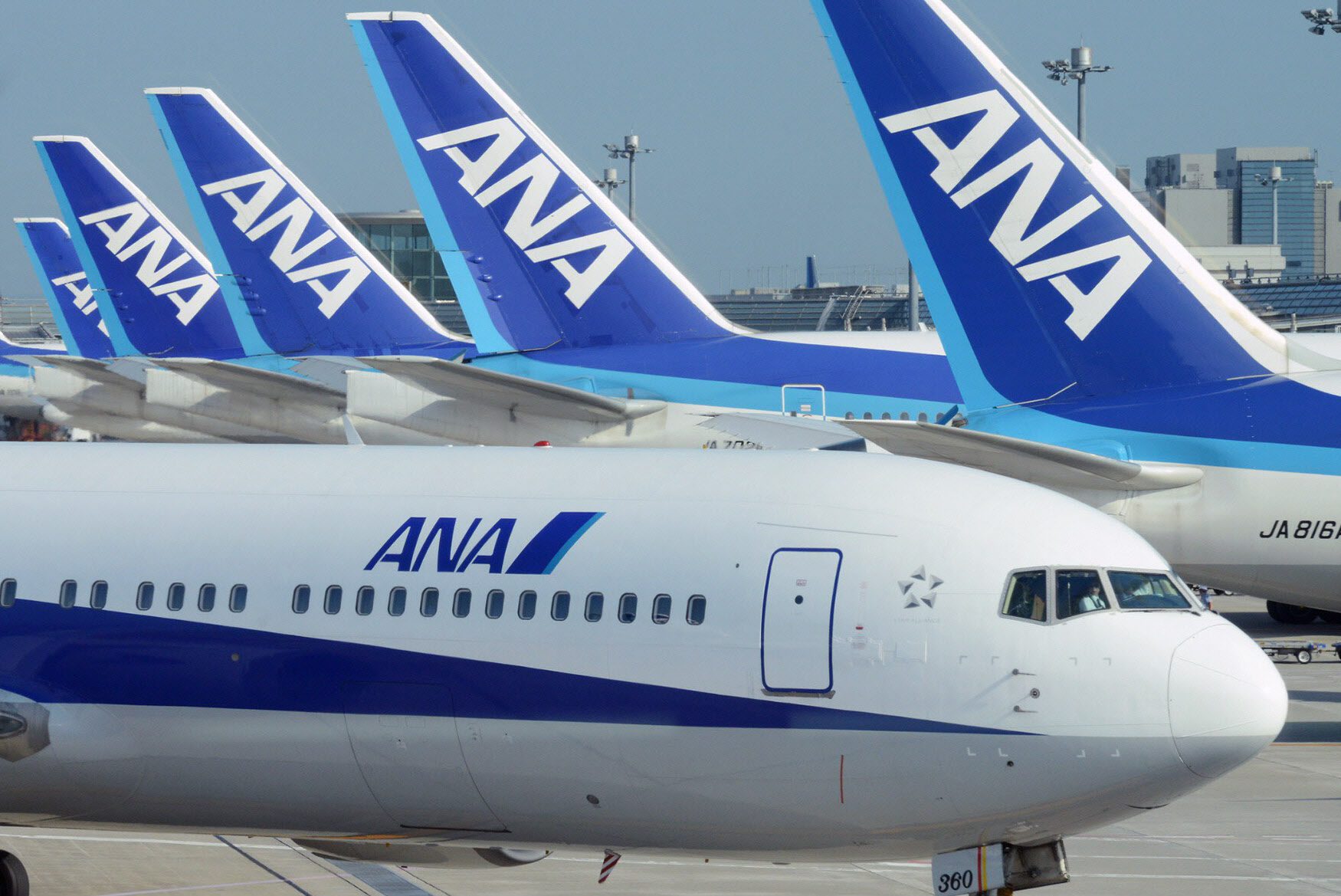 羽田空港に並ぶ全日本空輸の航空機。グループも含め、多くの人が運航を支えている