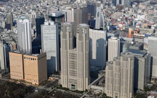 東京・西新宿の都庁とビル群
