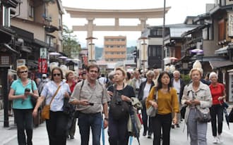 古い町並みを散策する外国人観光客(岐阜県高山市)