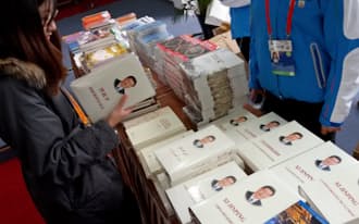 APECのメディアセンターで無料配布されている本で1番人気は「習近平　国政運営を語る」（北京）
