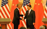 握手する中国の習近平国家主席（写真右）とオバマ米大統領（11月12日、人民大会堂）