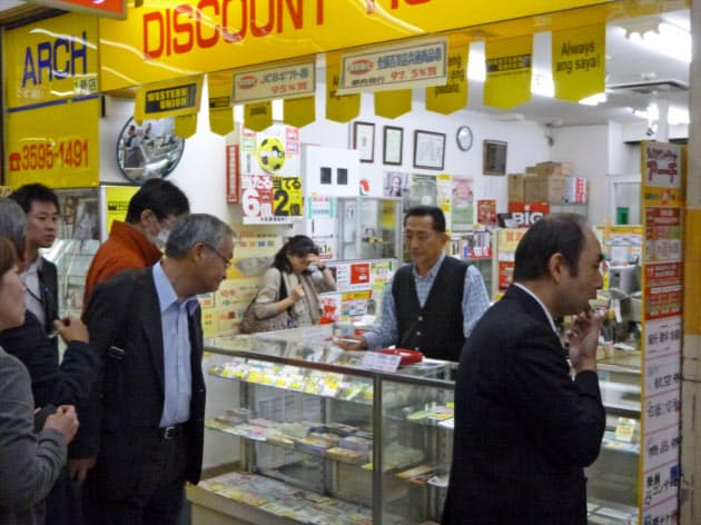 サラリーマンに優しい迷宮 新橋 安さ支える意外な秘密 Nikkei Style サラリーマンに優しい迷宮 新橋 安さ支える意外な秘密 Nikkei Style