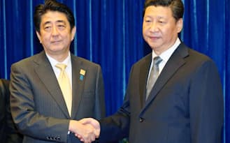 日中首脳会談を前に握手を交わす安倍首相（左）習近平国家主席（11月10日、北京の人民大会堂）=代表撮影・共同