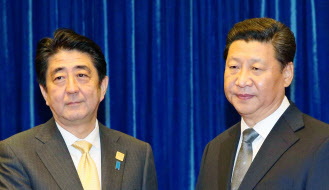 習主席が安倍首相に向けた無表情は、ブレジネフ元書記長に見えた=代表撮影・共同 習主席が安倍首相に向けた無表情は、ブレジネフ元書記長に見えた=代表撮影・共同