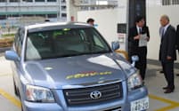 都は燃料電池車の普及を目指す(5月、江東区の水素ステーションを視察した舛添知事(右))