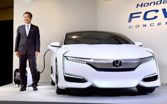 新型の燃料電池自動車「FCV　コンセプト」を発表するホンダの伊東社長（17日午後、東京都港区）