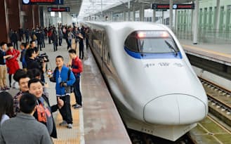 中国は鉄道車両メーカー2社の合併で海外での高速鉄道受注の拡大を狙っているとみられる=共同