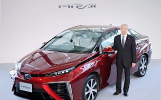 燃料電池車「MIRAI（ミライ）」を発表するトヨタ自動車の加藤副社長（18日）