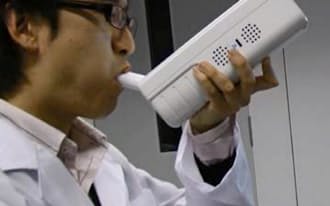 試作した装置で呼気の微量成分を4万倍以上に濃縮し、検査に回す=パナソニック提供