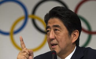 2020東京五輪、開催都市契約の調印式で質問に答える安倍晋三首相（2013年9月7日、ブエノスアイレス）