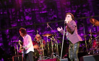右からボーカルの甲斐よしひろ、ドラムの松藤英男、ギターの田中一郎