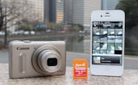 無線機能付きメモリーカード(中)を使えば、撮影した写真をその場でスマホに転送できる