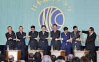 党首討論会で握手する各党の党首(1日午後、東京都千代田区)