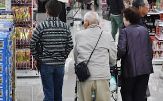 ディスカウント店で買い物する高齢者が増えている（兵庫県姫路市）