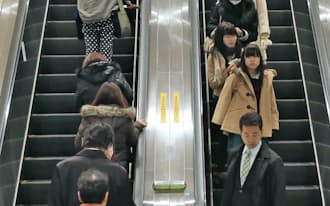 右側に人が立っている阪急梅田駅改札前のエスカレーター（大阪市北区）