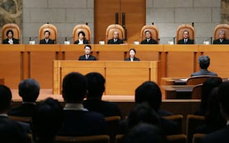 参院選「1票の格差」訴訟の判決に臨む最高裁の裁判官ら（11月26日）