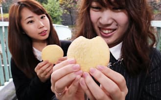 ヤマザキの「メロンパンの皮焼いちゃいました。」を食べる大学生（東京都新宿区）